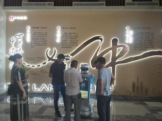 智能机器人 小笨智能 房产机器人 服务机器人