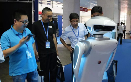 政务机器人 政法机器人 小笨智能 