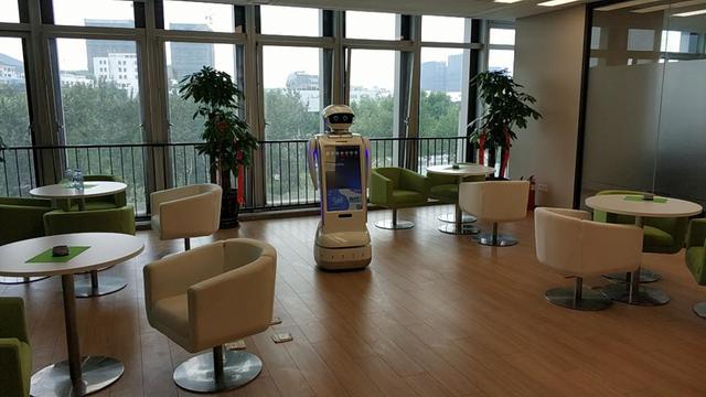 小笨机器人 服务机器人 海尔机器人