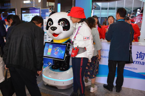 进博会 小笨机器人 进宝机器人