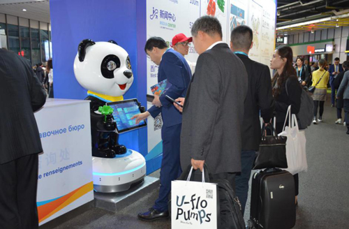 进博会 小笨机器人 进宝机器人