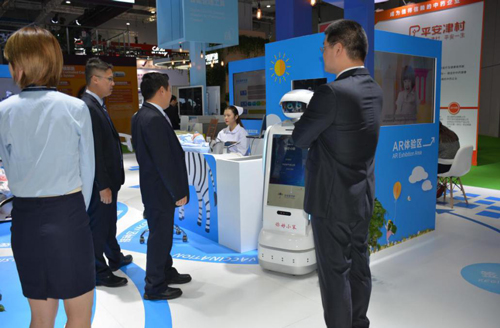 进博会 小笨机器人 进宝机器人