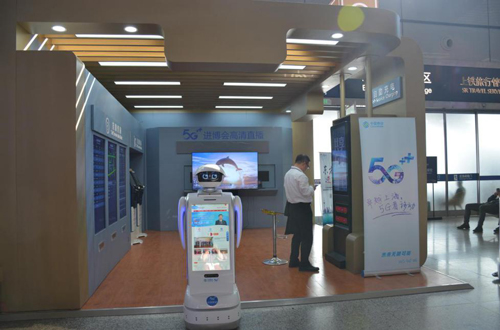 进博会 小笨机器人 进宝机器人